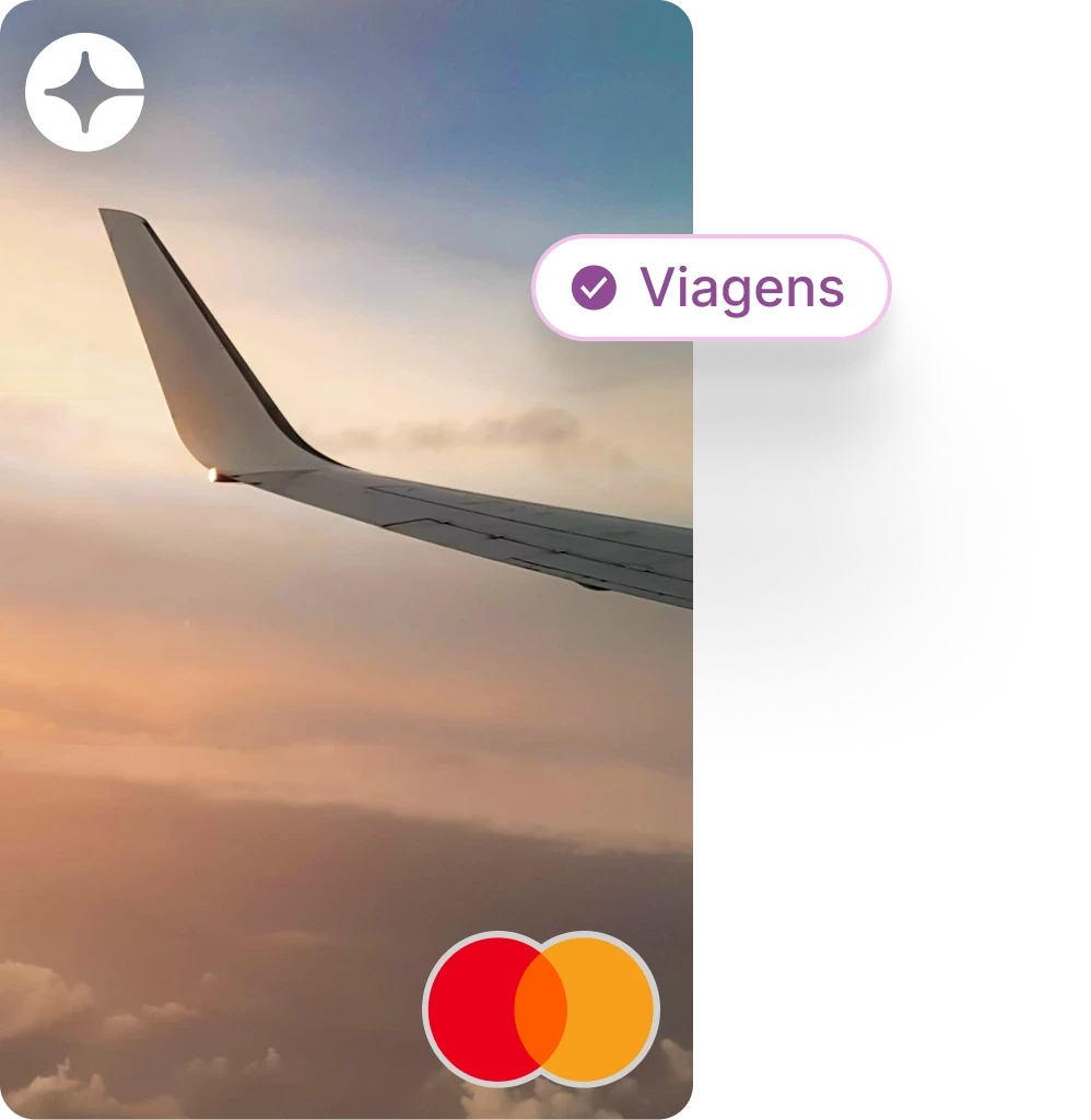 Cartão Clara para empresas com benefícios em viagens, ilustrado com asa de avião ao pôr do sol