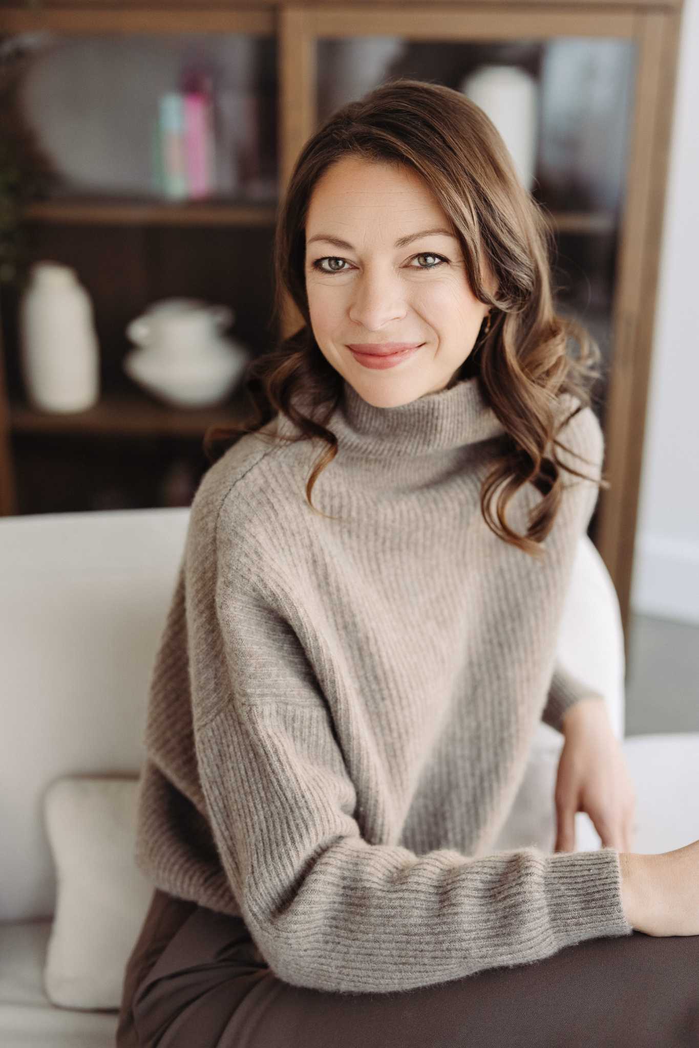 Portrait d'Andréanne Martin face caméra, dégageant assurance et dynamisme pour incarner l'innovation et l'excellence dans le domaine du microbiote.