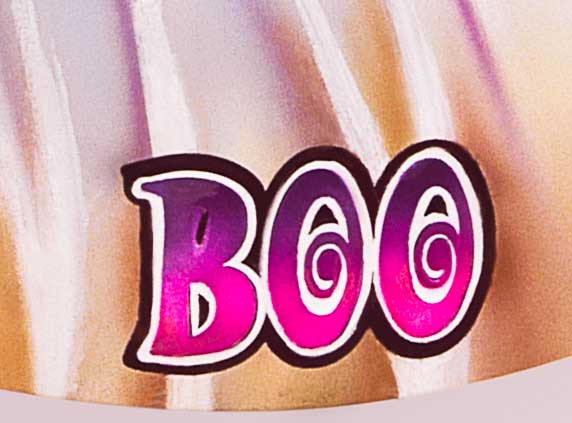 Daniela Boo pinta a Gatúbela sobre el capot de un Mercedes Benz AMG haciendo alusión a Kill Bill. Una mujer pinta a una mujer sobre un auto con nombre de mujer. Daniela Boo Gatubela Mercedes Benz Kill Bill Mujeres Tarantino