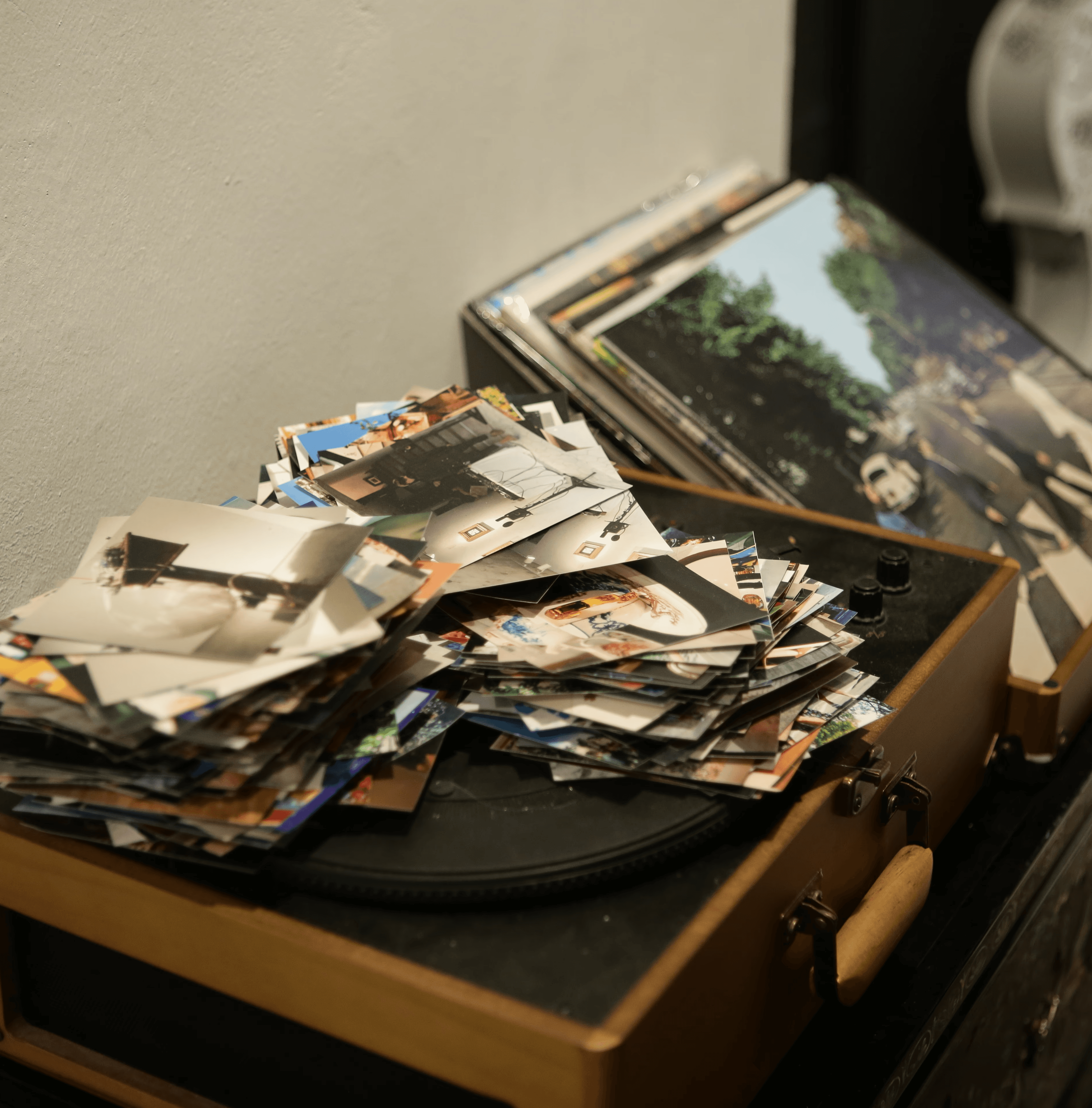 round white and black analog clock