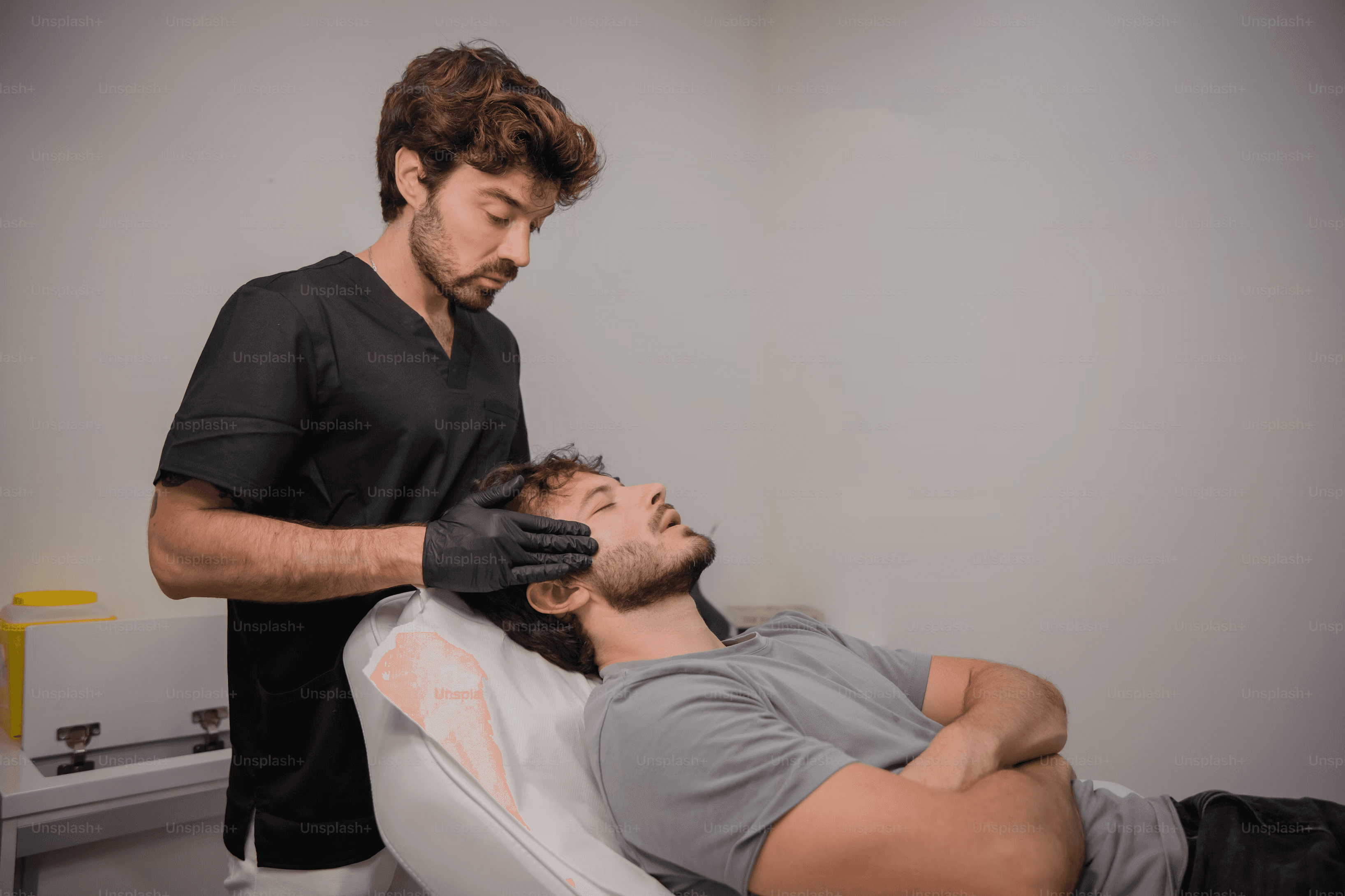 Mann entspannt bei ganzheitlicher CMD-Therapie – Behandlung von Kiefergelenksbeschwerden.