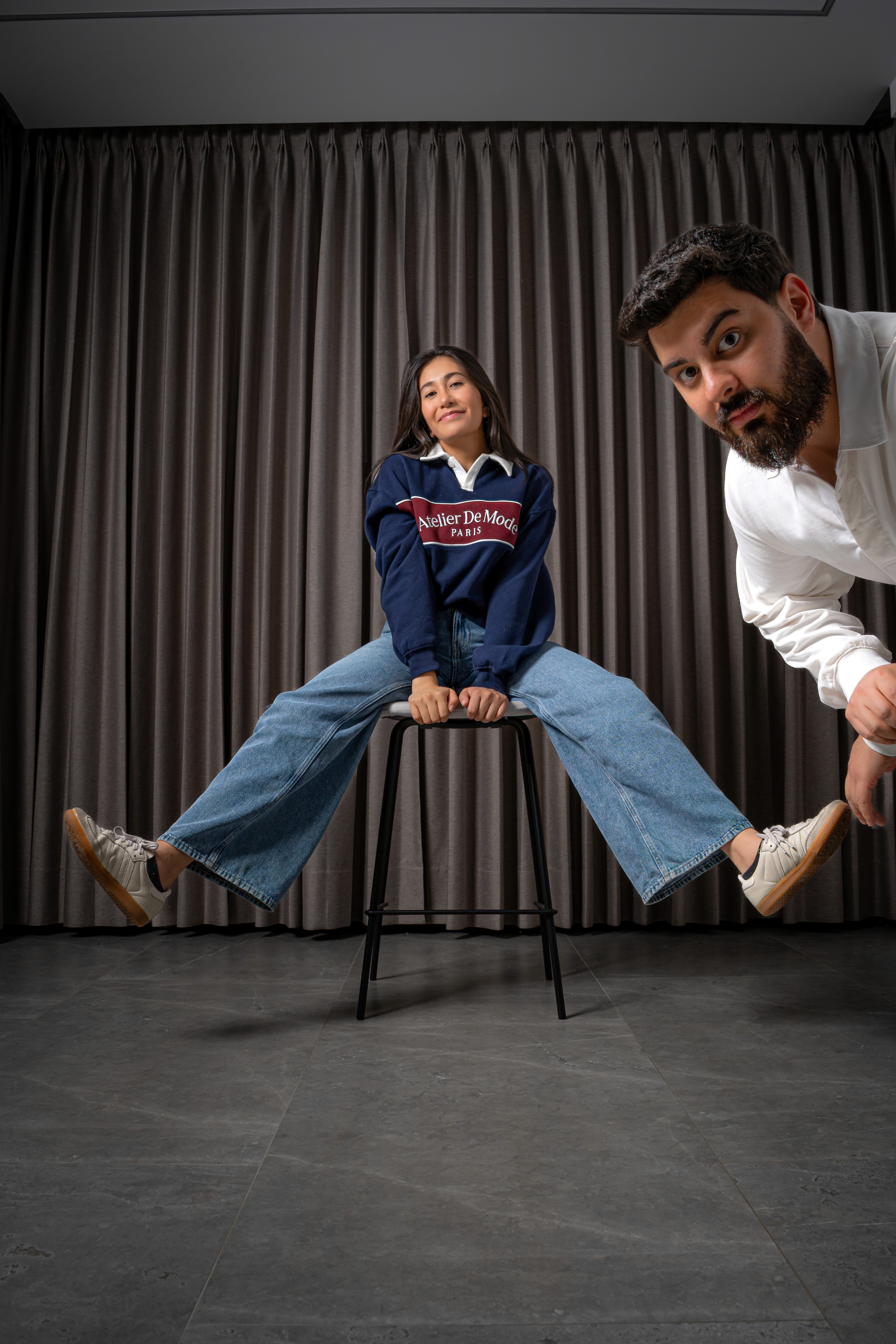 Persona sentada con los pies apoyados en otra persona, representando la desconexión entre cómo se ve una marca y cómo se siente realmente