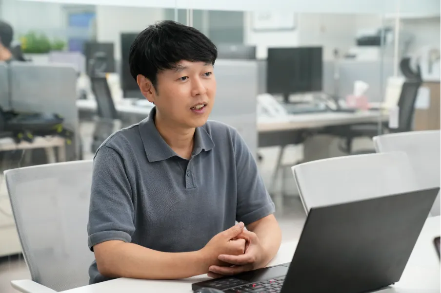 해외 오픈마켓 주문 연동(OMS)부터 물류센터 내 포장 지시(WMS), 통관 및 현지 배송사 연계(TMS)까지 역직구 물류 전 과정을 자동화하는 이투마스의 통합 플랫폼 쉽너지(Shipnergy) 개발을 총괄하는 이투마스 성대현 CTO님