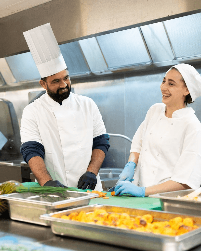 plateau servi et préparé par deux apprenant à La Table de Cana