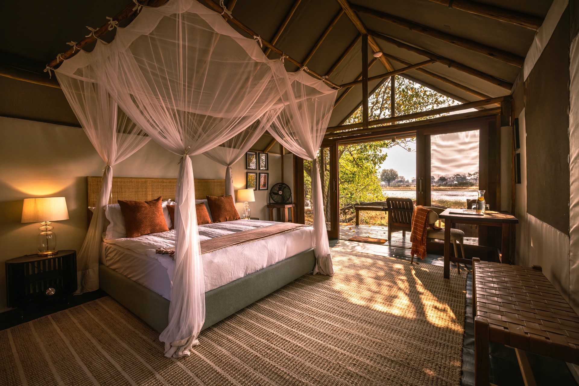 Kujwana Delta Ride, Okavango Delta, Botswana. Lyxigt och rymligt boende på Kujwana Camp. Ensuite badrum med ingång från lyxigt boende på Kujwana Camp.