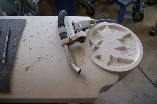 Ein Ahornblatt entsteht als Relief im Sandstein, gearbeitet mit dem Drucklufteisen