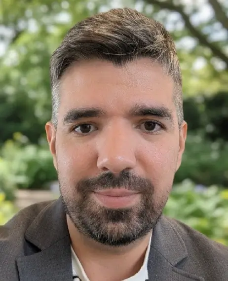 Lucas Machado, AI Builder da Tera, criador da SablÁ, assistente de IA desenvolvida para apoiar professores.