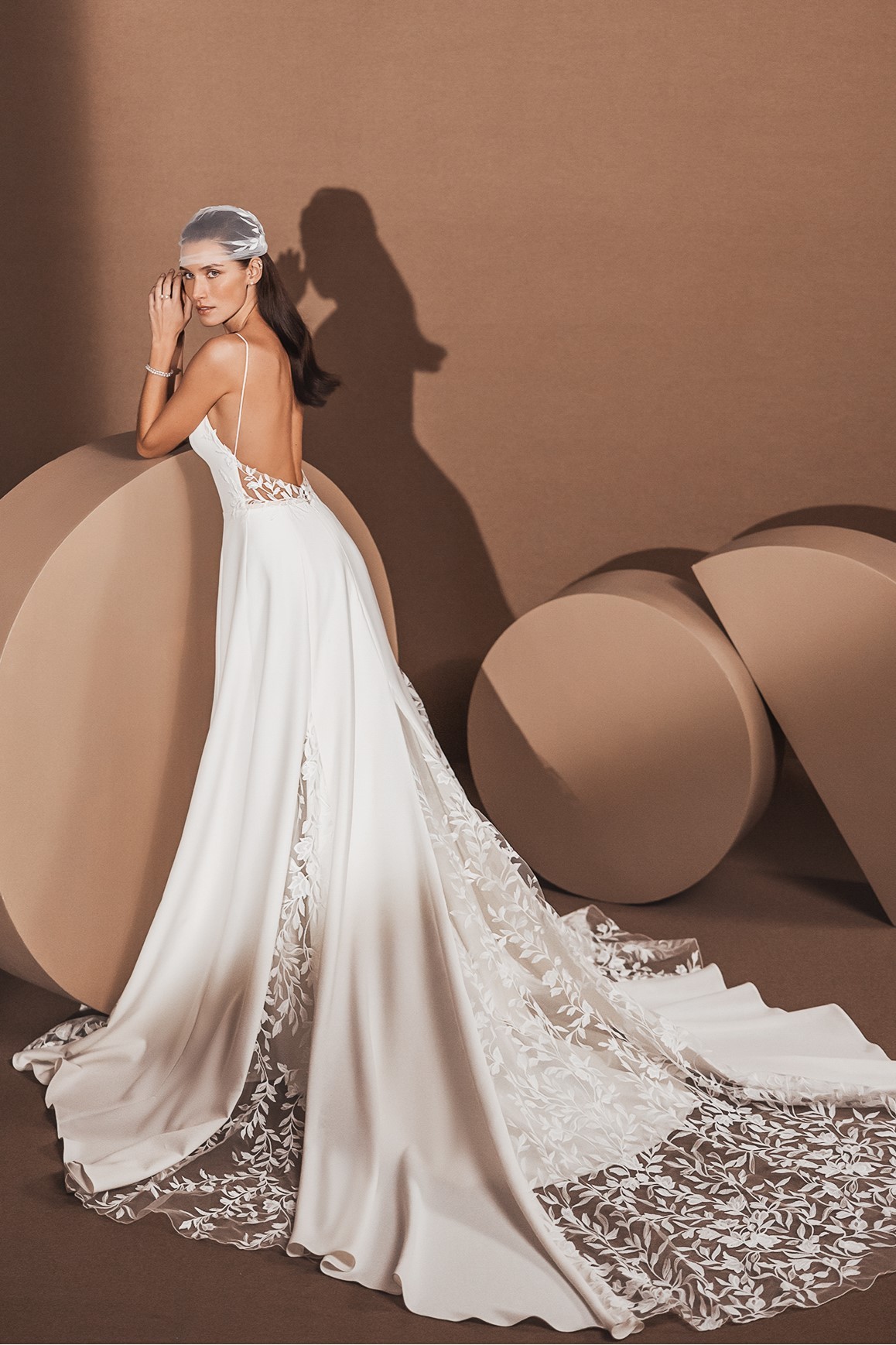 Brautkleid mit V-Rücken und feinen Trägern