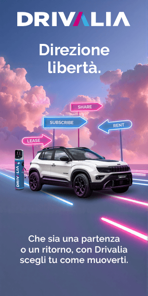 Campagna Drivalia "Back to School" Italia in formato mobile, in alto la scritta "Drivalia" e "Direzione libertà", in basso lo stesso modello di auto elettrica della campagna UK inserito in un contesto differente fr nuvole e cartelli indicanti i servizi chiave. In basso lo slogan.