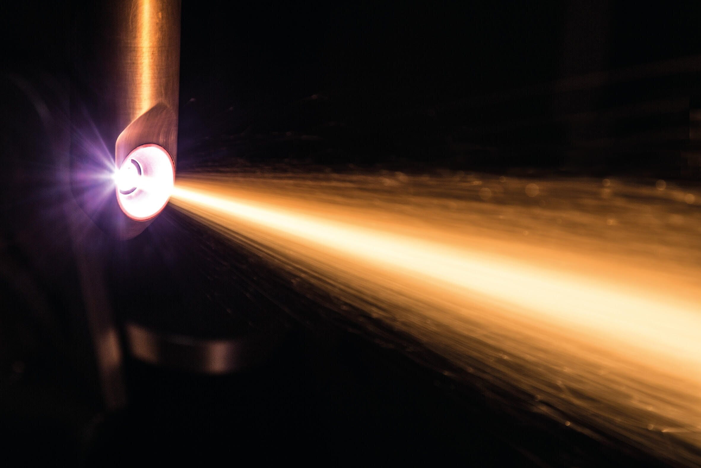 Plasmastraal uit een spuitpistool tijdens het plasmaspuiten bij Plasma Service