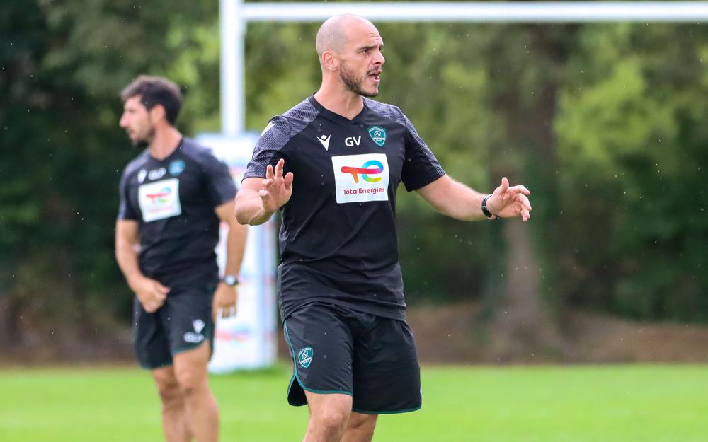 Coach explaining stuff to an athlete