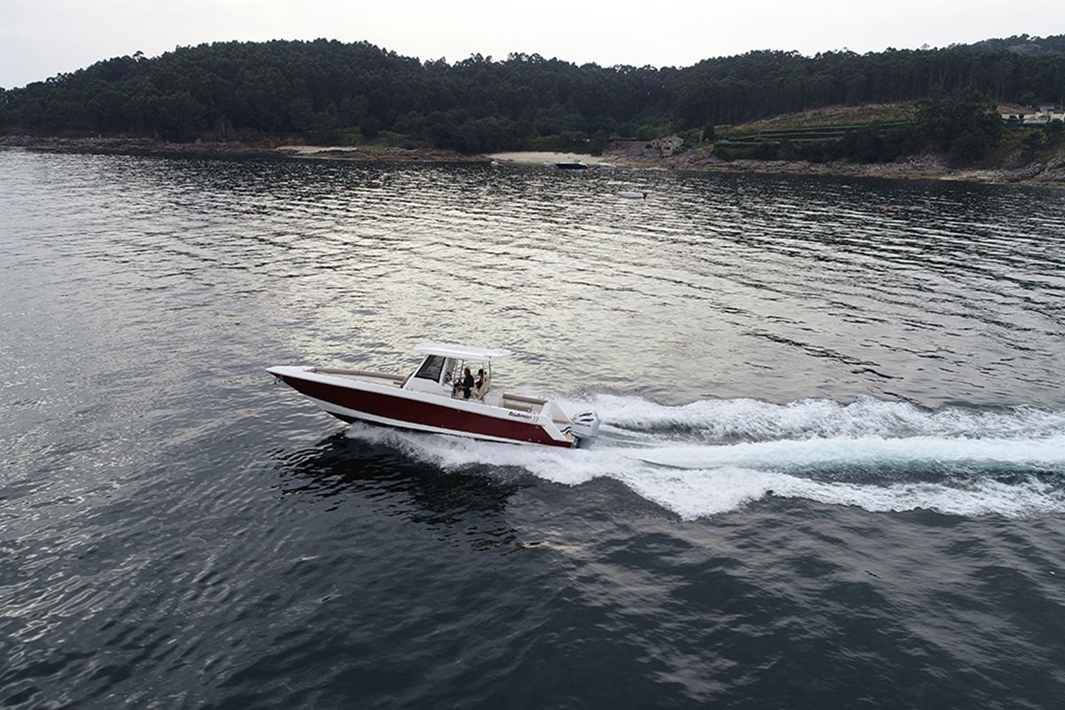 Rodman 33 Offshore navegando