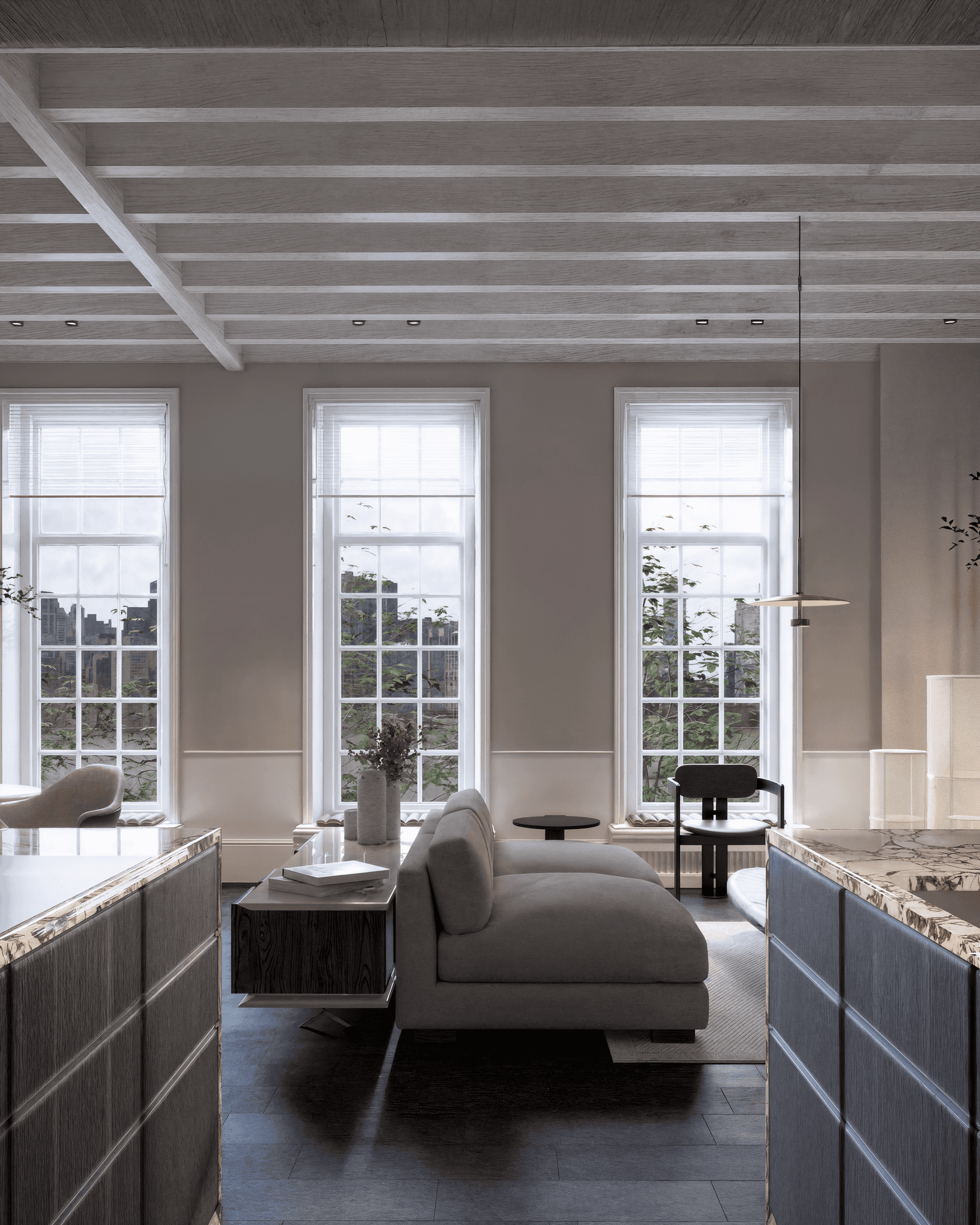 Interieur met vrijstaand bad voor wand met kunstwerk en houten plafondbalken