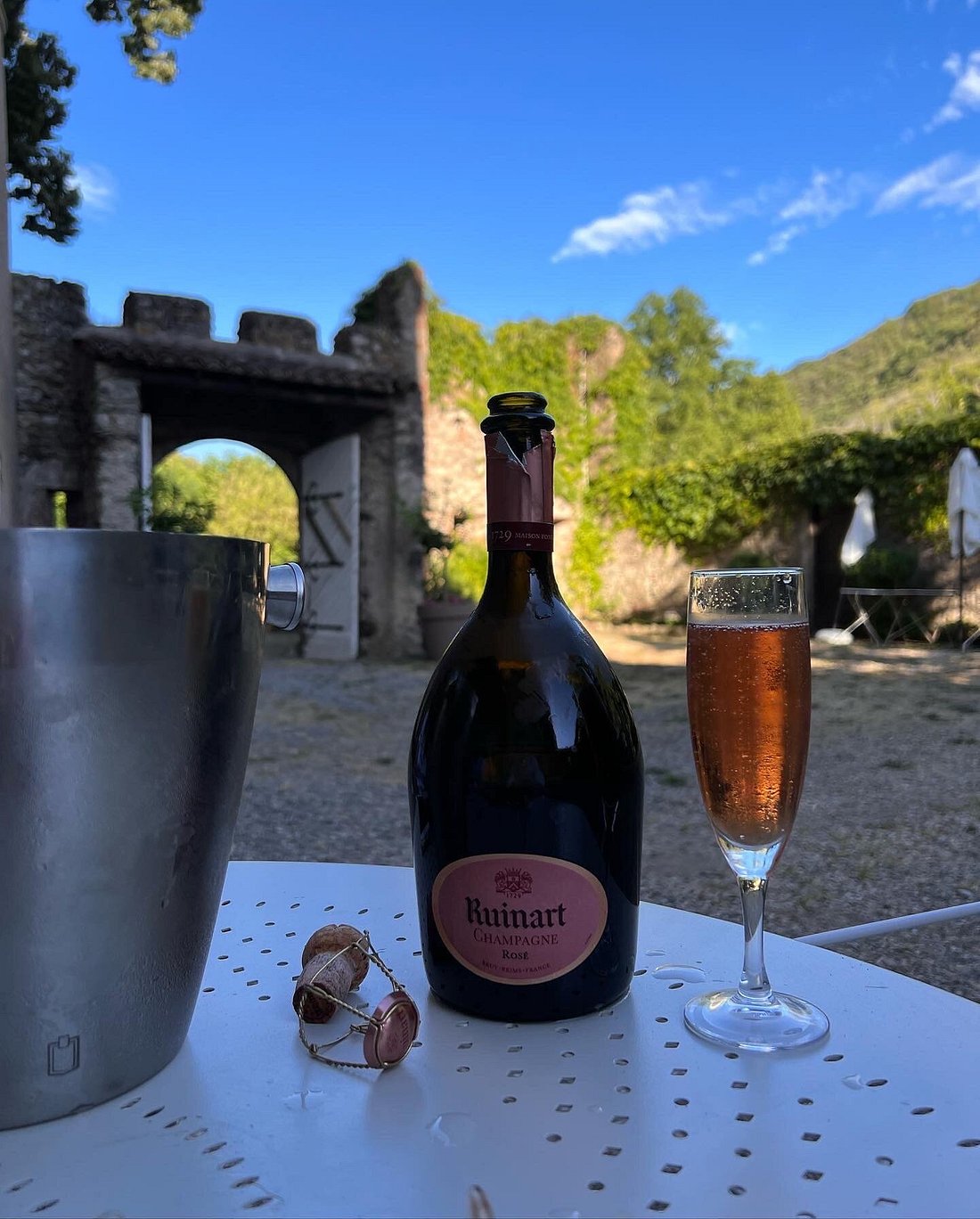 bouteille de champagne Ruinart sur table de terrasse château du rey