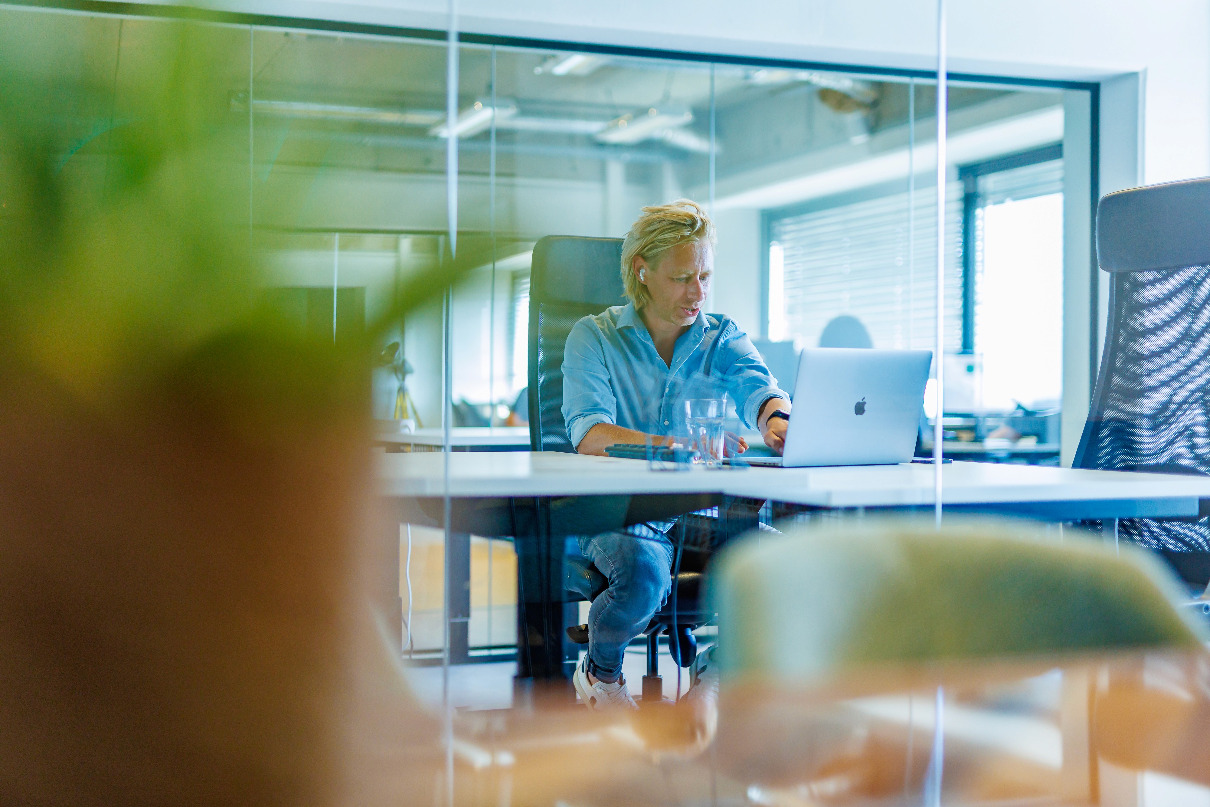 Foto van een vrouw bij een whiteboard