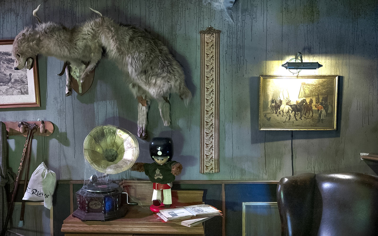 Vintage dekoráció kitömött állatokkal, gramofonnal és játékkatonával a koppenhágai Tivoli Kertben.