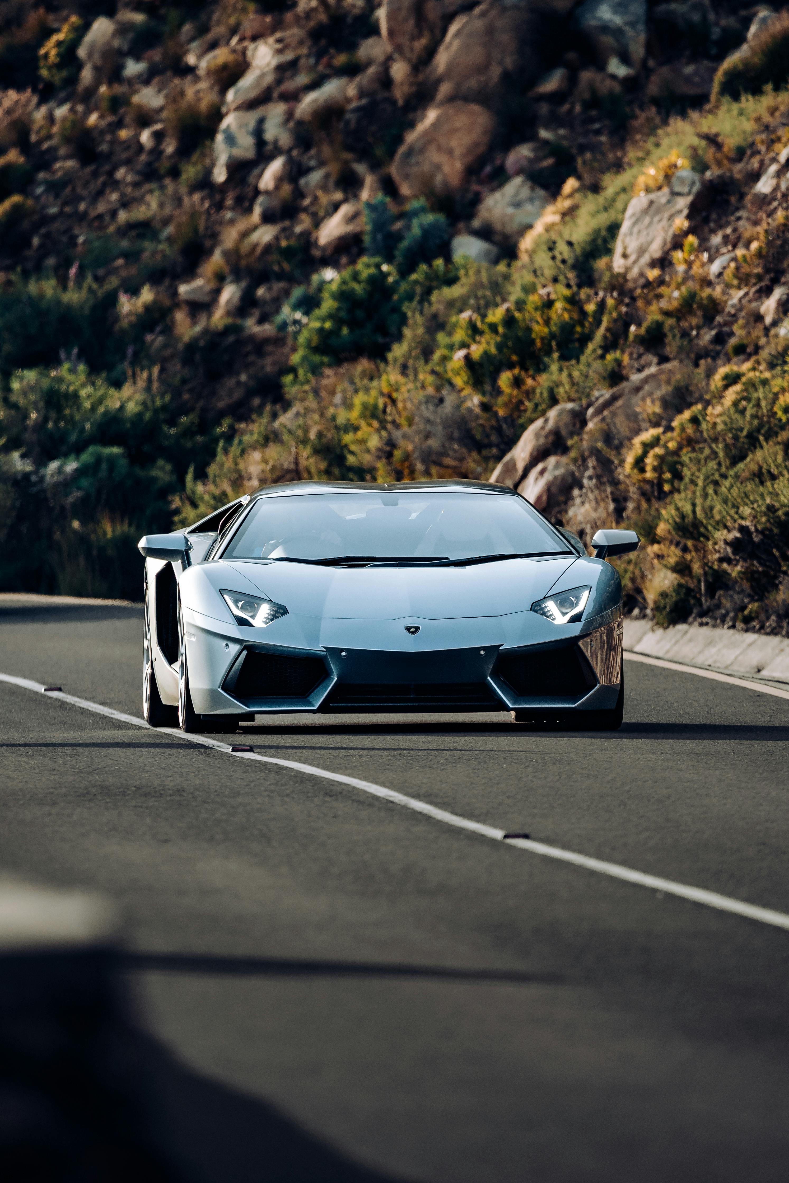 Une voiture sportive italienne filant sur une route sinueuse, incarnation de la puissance et de la passion mécanique.