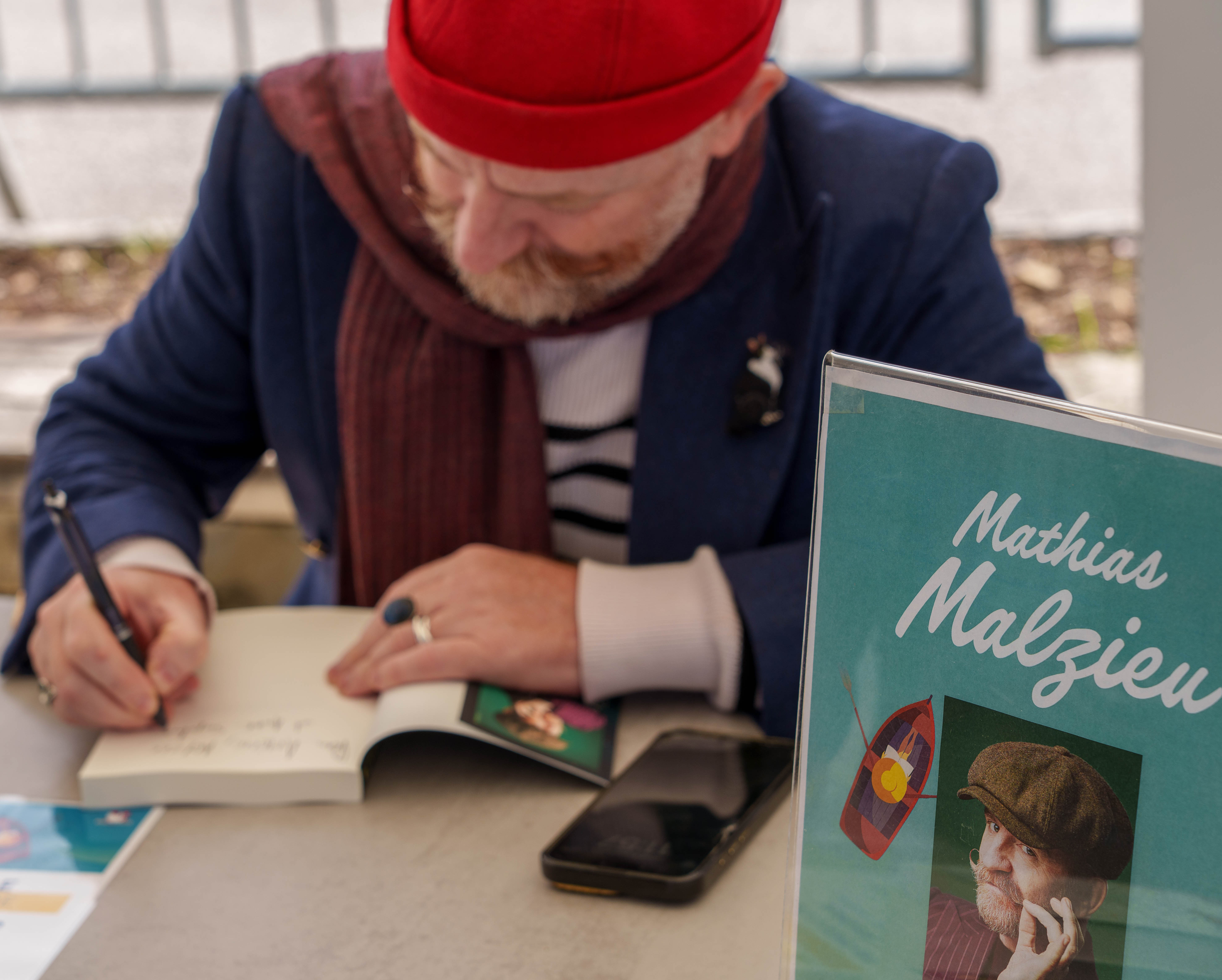 Portrait homme écrivain signant autographes
