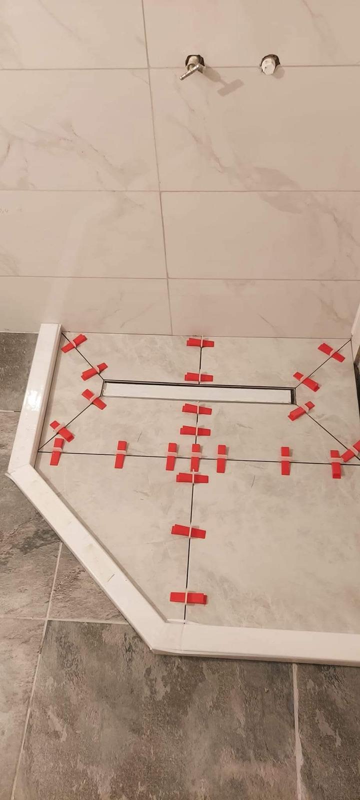 Main dessinant un plan à la mine rouge — conception et planification de projet.