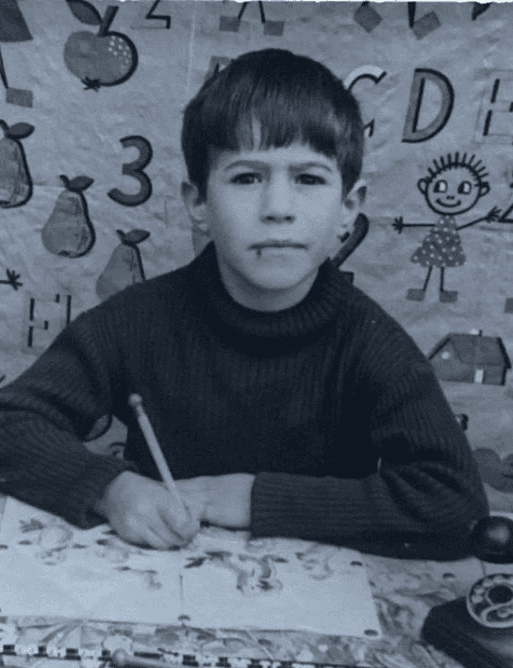 niño con pelo medio oscuro escribiendo