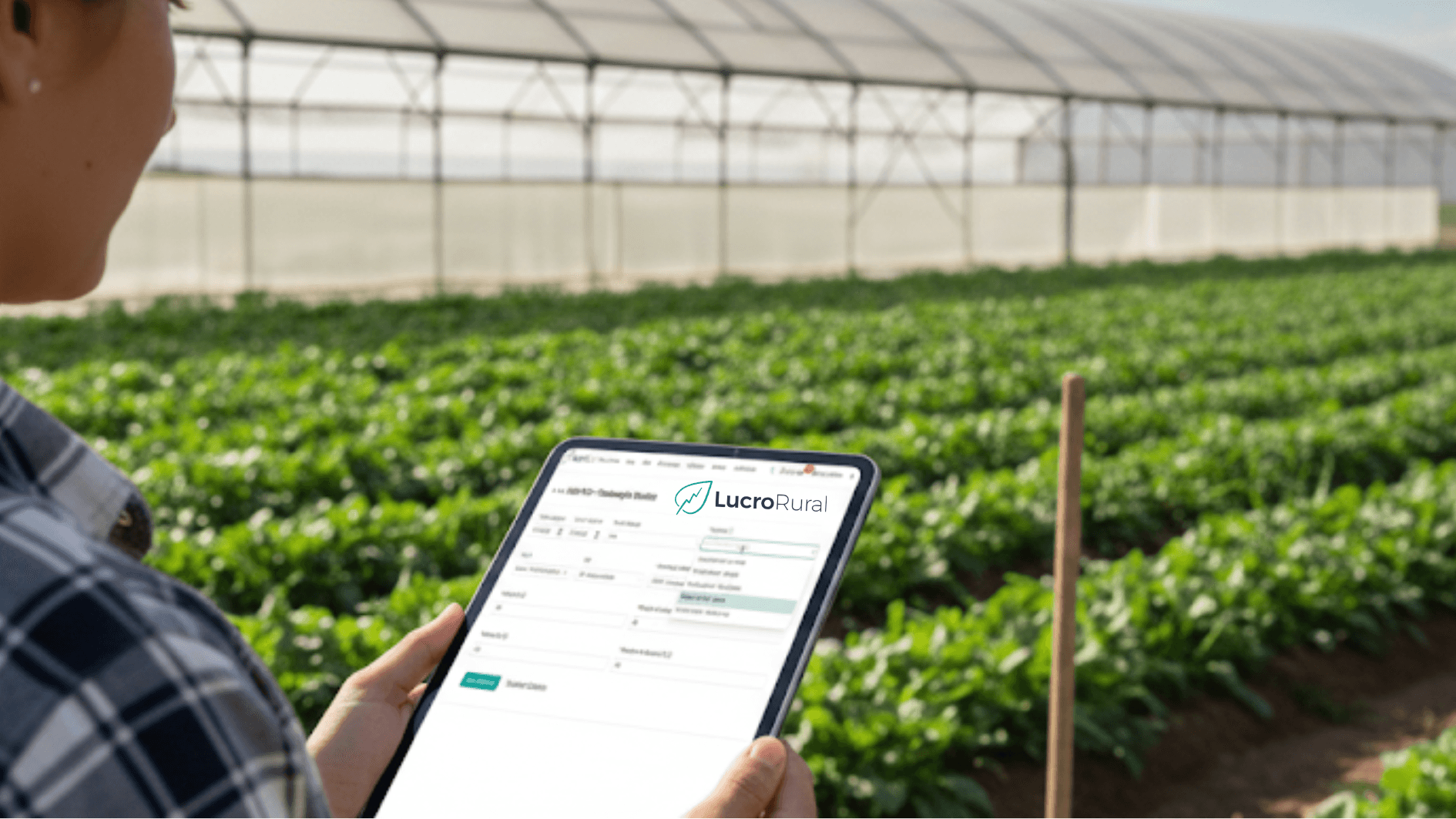 Produtor rural usando notebook para emissão de notas fiscais na Lucro Rural, destacando agilidade frente à Reforma Tributária.