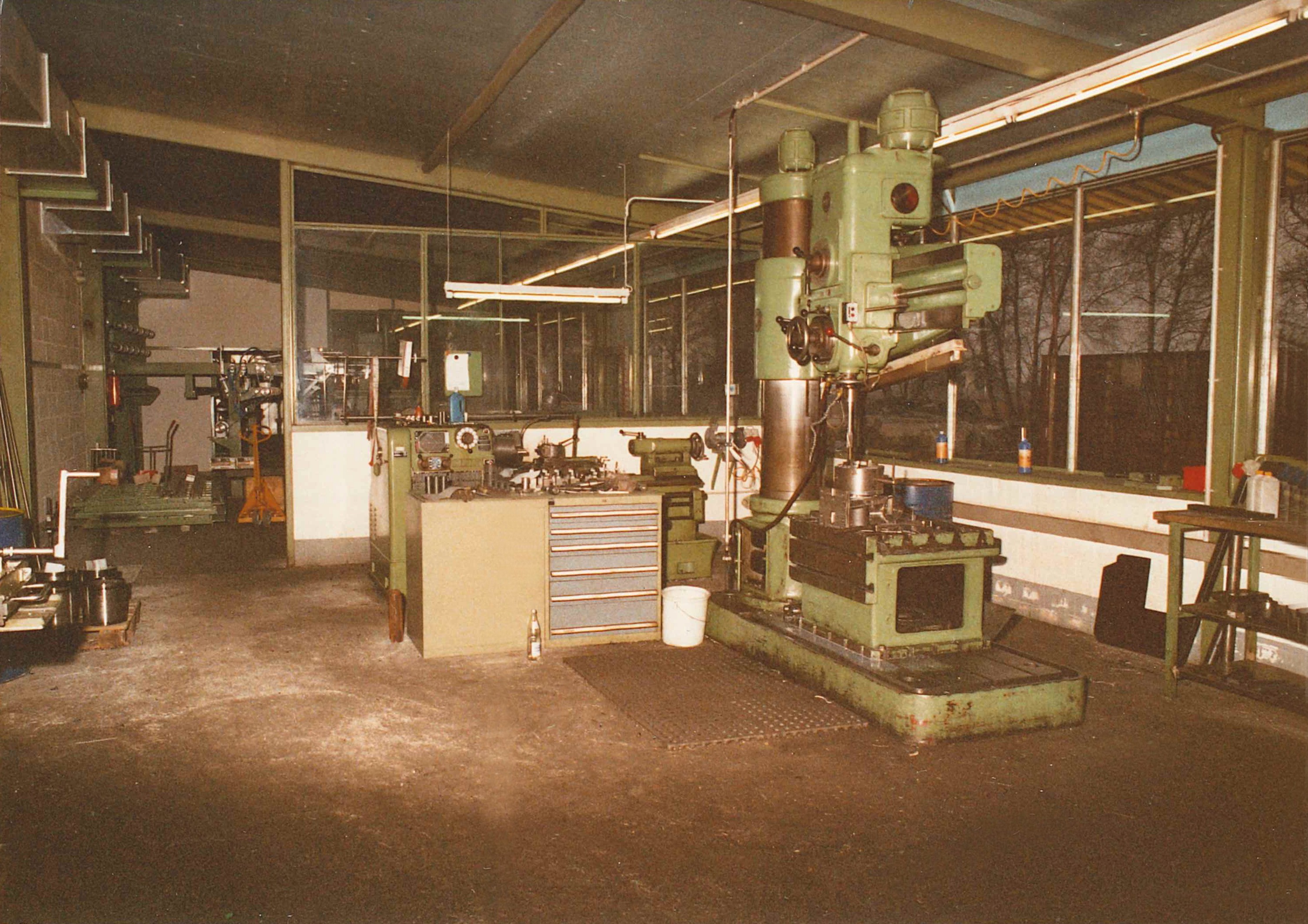 Industrielle Werkstatt mit Bohrmaschine, Metallbearbeitung, alte Werkzeugmaschinen