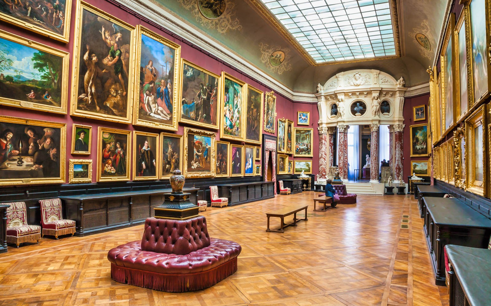 尚蒂伊城堡的画廊,陈列着华丽的艺术品和优雅的内饰。
