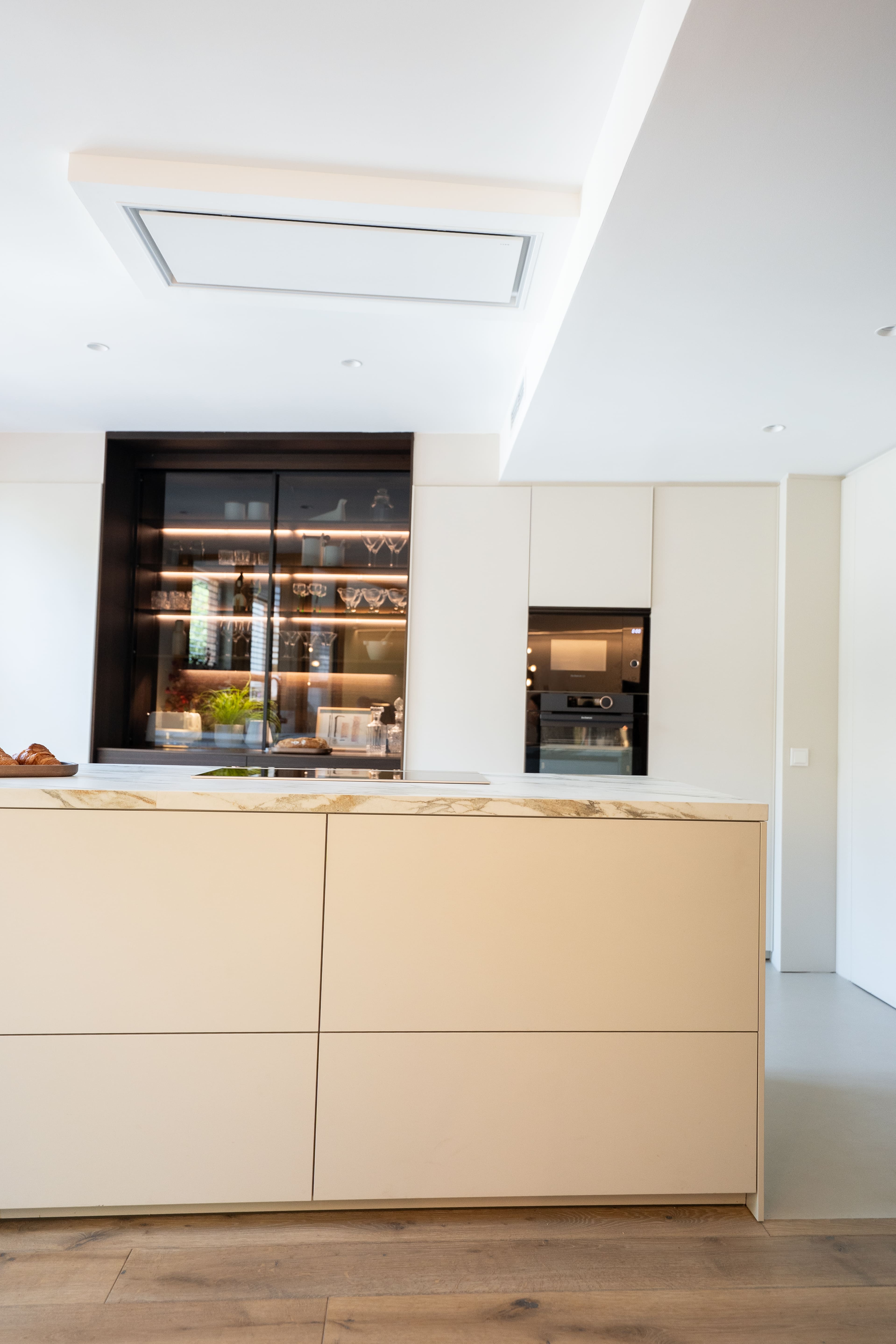 Cocina Santos con armarios acristalados y encimeras de mármol