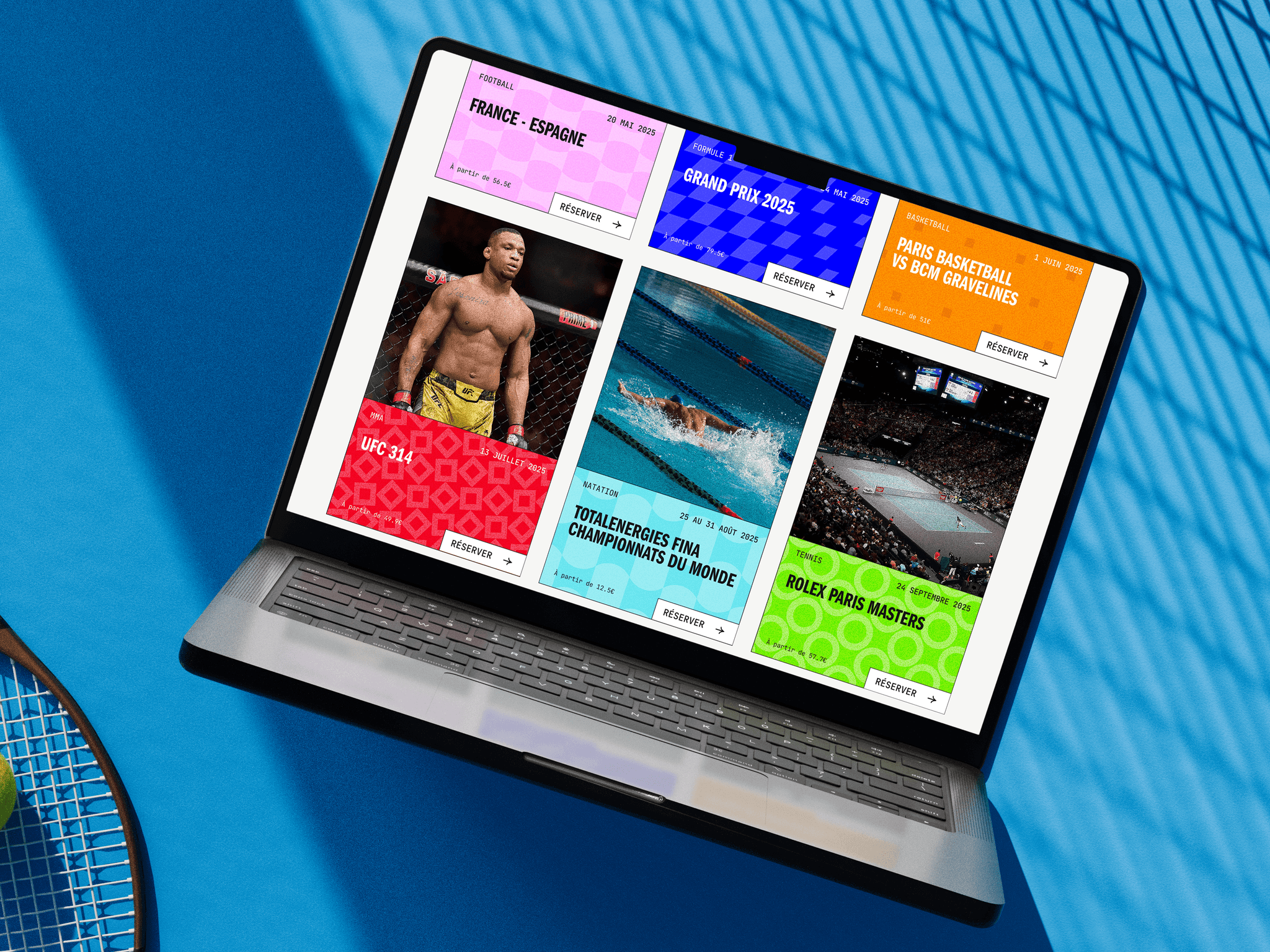 Mise en situation (mockup) du site web de Villa Wassim Marrakech, affiché sur un ordinateur portable MacBook Pro sur un bureau en bois. La page présente la section 'Activités et les alentours', avec un grand visuel de la région de Ouarzazate (paysage désertique, casbah) et le titre 'The Gateway To The Desert'. La mise en page est propre, minimaliste et haut de gamme, utilisant les polices Serif et Sans Serif de la charte graphique. Cette image démontre la qualité de l'expérience utilisateur (UX) et le design épuré réalisé par Nux-Studio pour le site web de l'hôtel de luxe Villa Wassim, facilitant la découverte des activités et du voyage.