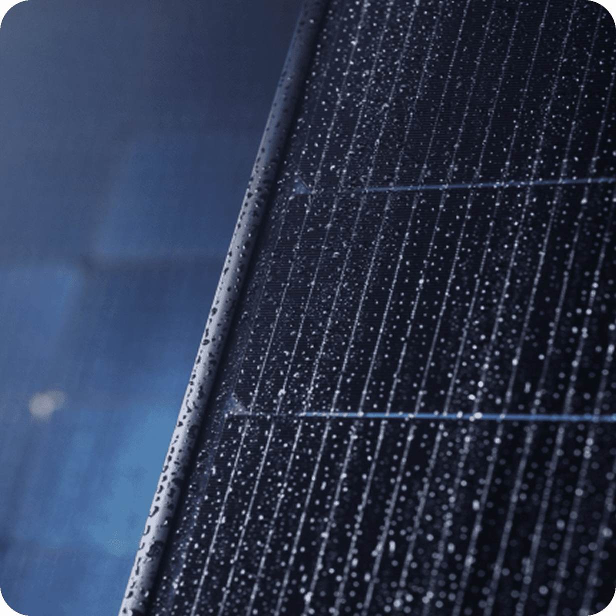 Photo d’un panneau solaire DualSun TOPCon qui montre les cellules photovoltaïques. Solarock utilise le meilleur matériel du marché pour équipes ses clients. Crédit photo : DualSun