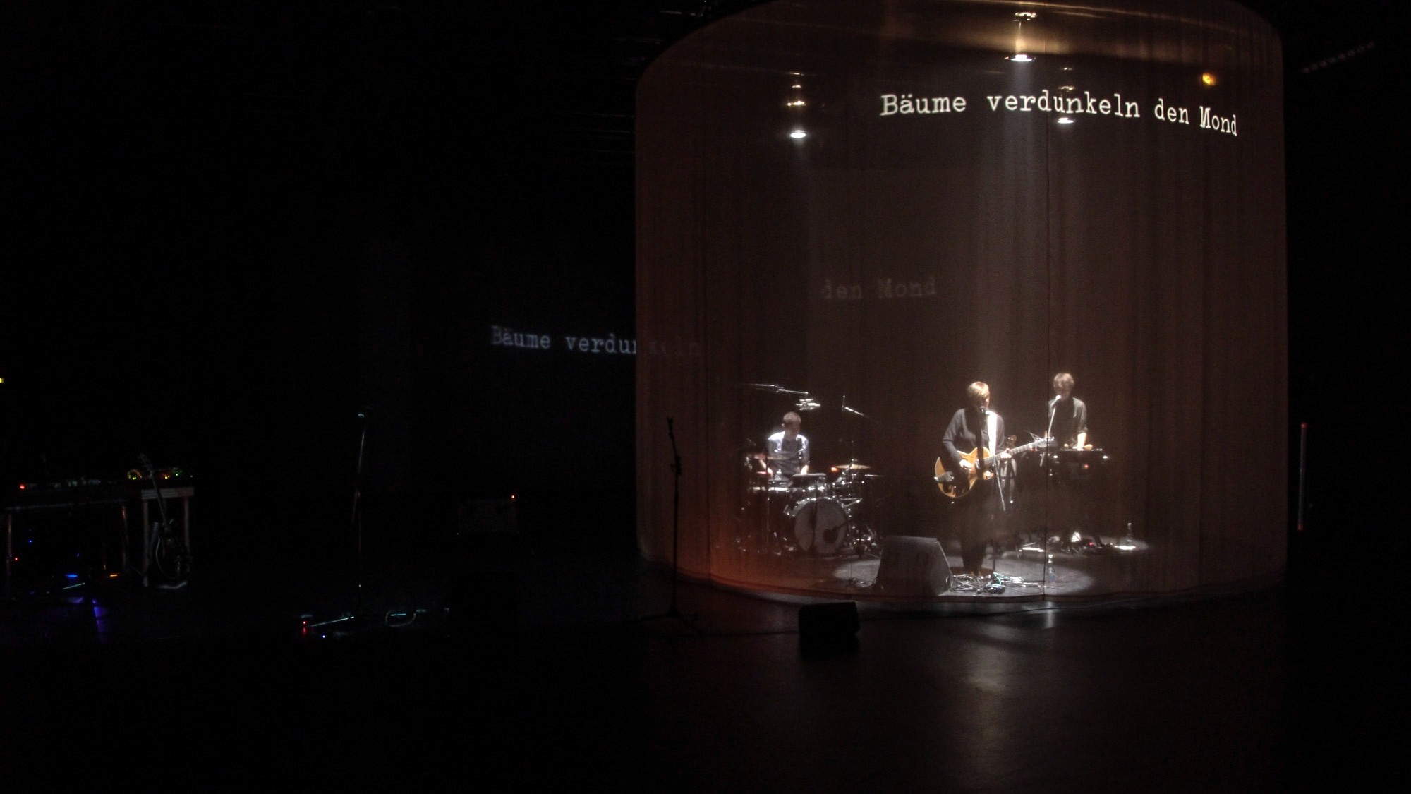 Woanders - stage projection mapping