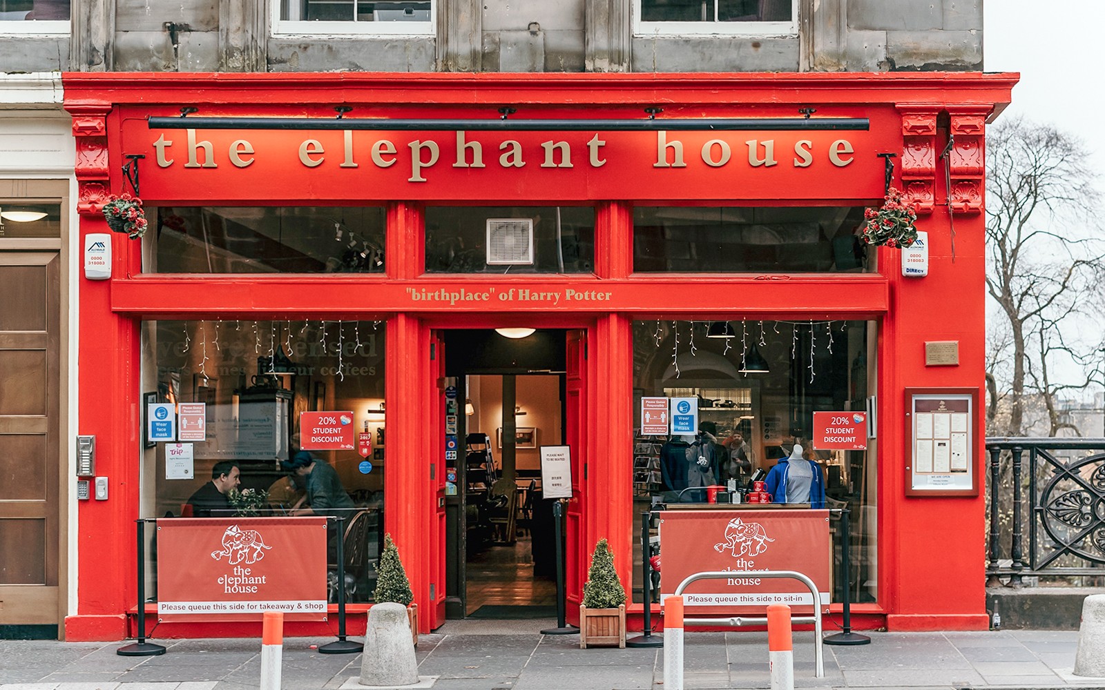 Het Elephant House Cafe in Edinburgh, inspiratiebron voor Harry Potter, met op de achtergrond het kasteel van Edinburgh.
