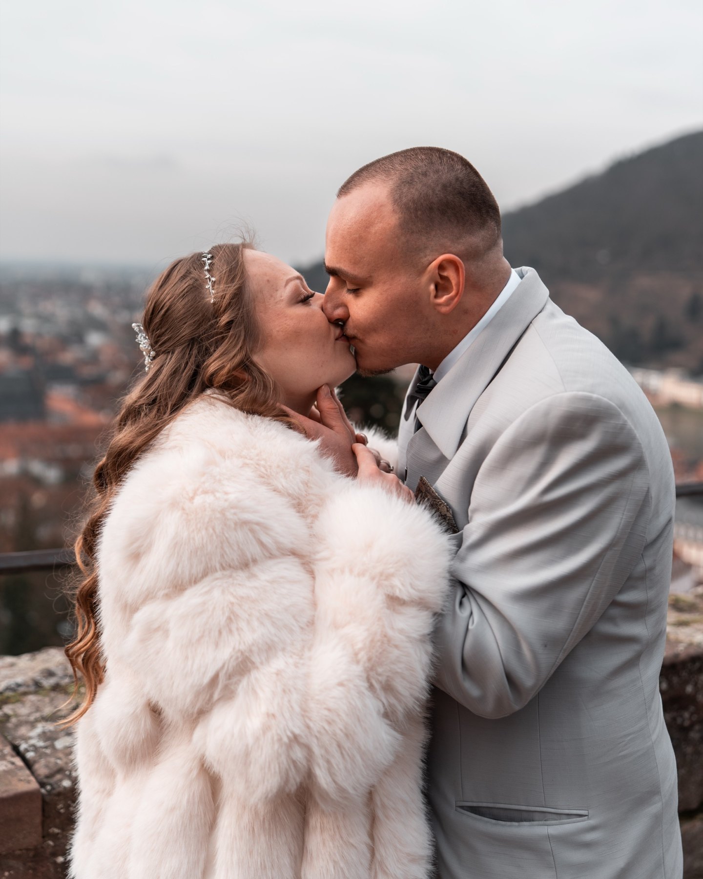 James und Victoria küssen sich über den Dächern von Heidelberg