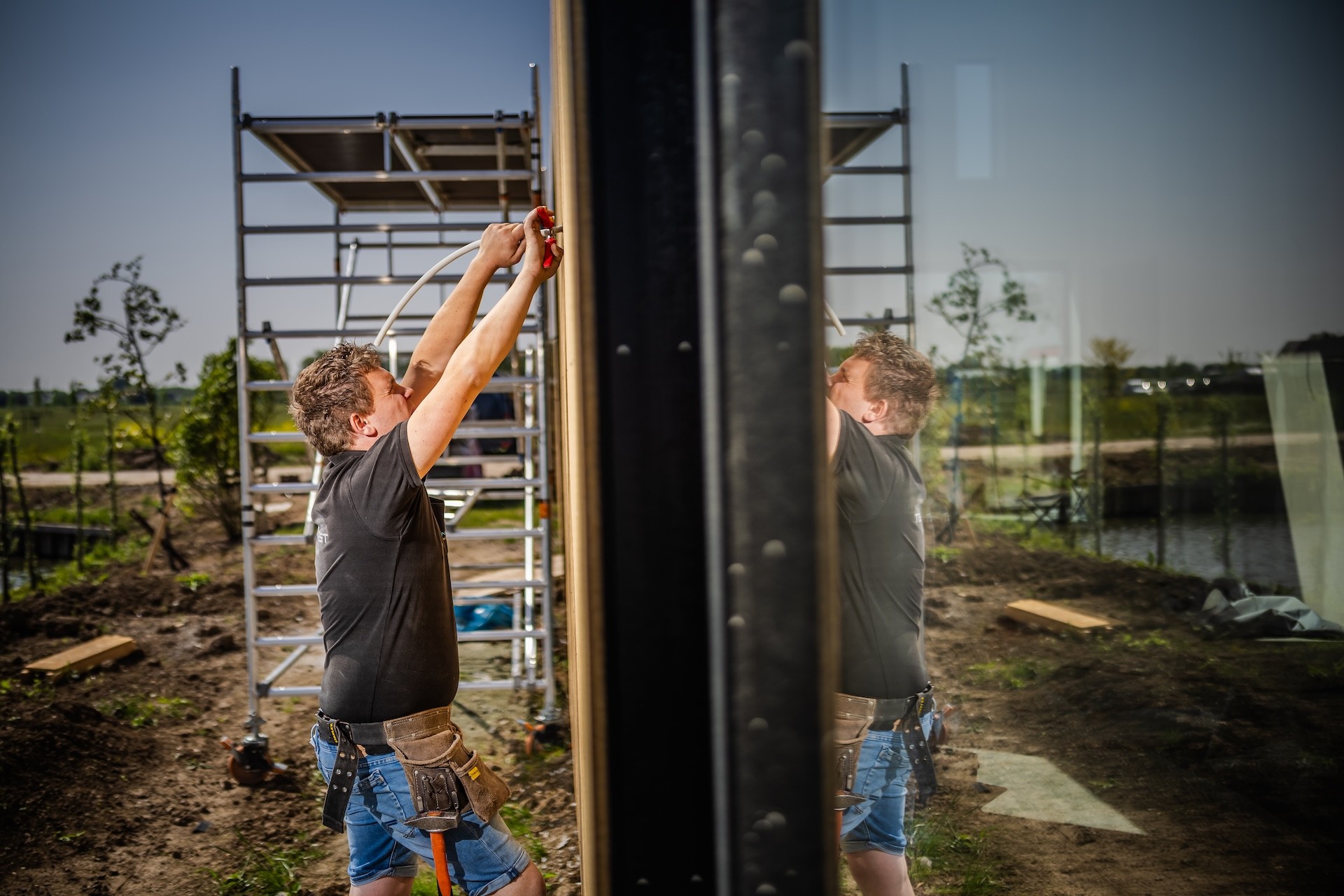 Reinard van Van Voorst Elektrotechniek sluit buitenverlichting aan bij klant