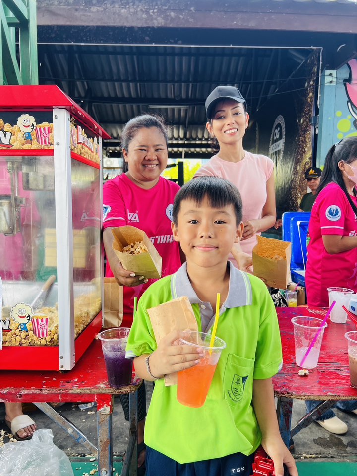 red and white plastic straw