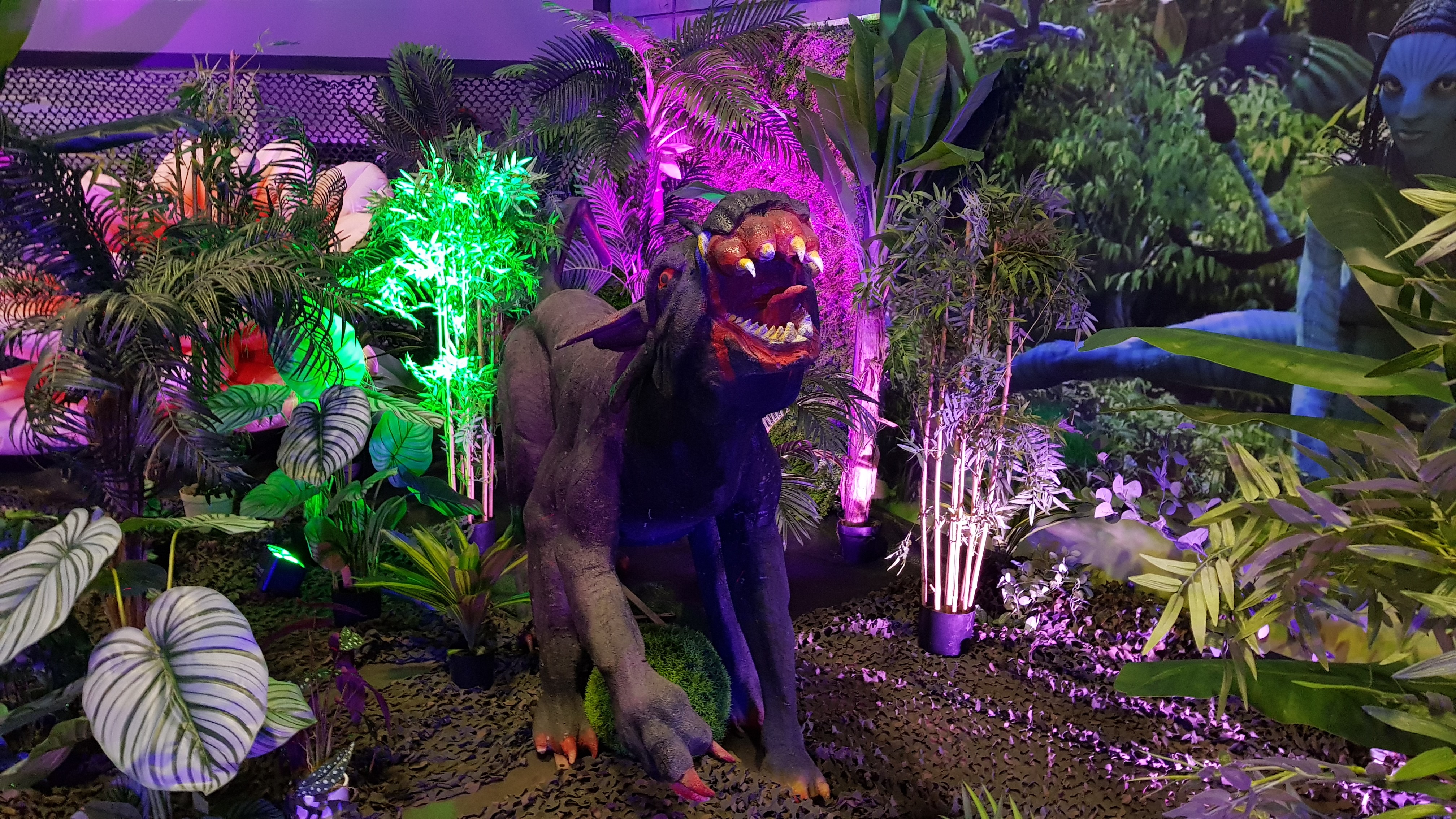 Décor animation et scénographie immersive thème Avatar la forêt de Pandora pour soirée d’entreprise à Bordeaux