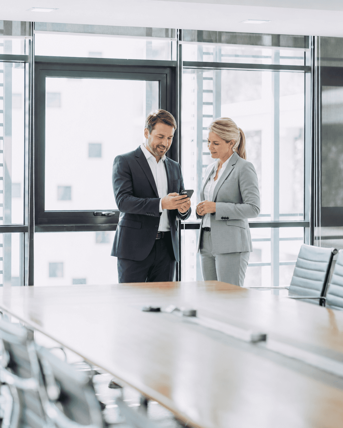 Zwei europäische Geschäftsleute besprechen eine Investition im modernen Büro