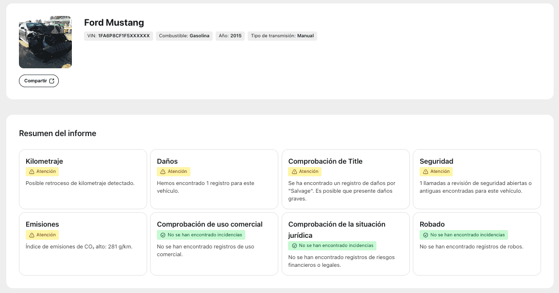 Resumen de informe CarVertical mostrando alertas de kilometraje manipulado, registro de daños, vehículo salvage, emisiones altas y verificaciones legales sin incidencias.”