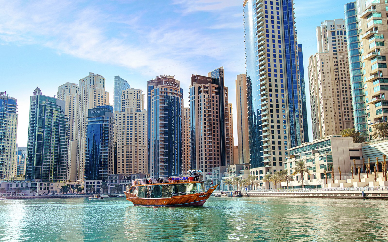 두바이 크릭에서 도시 스카이라인을 배경으로 한 다우 크루즈.