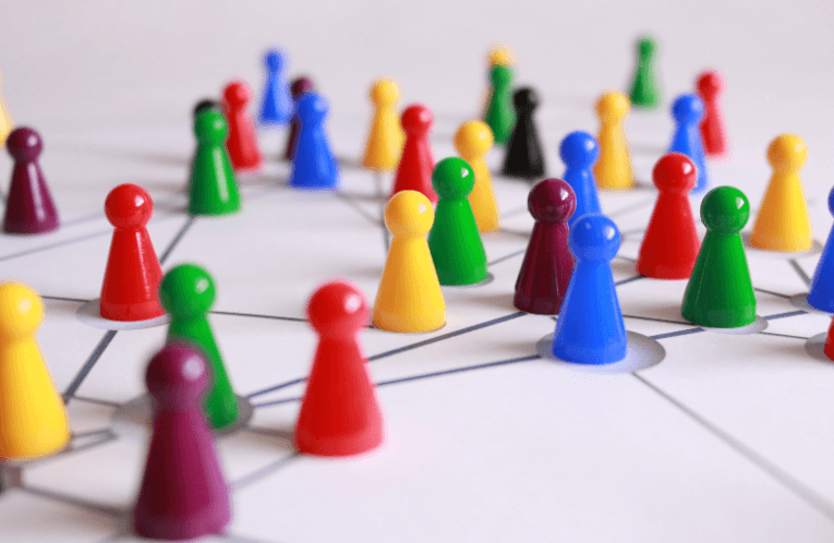 Peões representando tomada de decisões de ESG