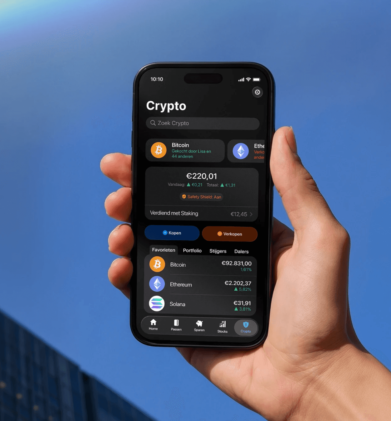 Persoon die cryptocurrency bekijkt in de bunq app op een smartphone buiten