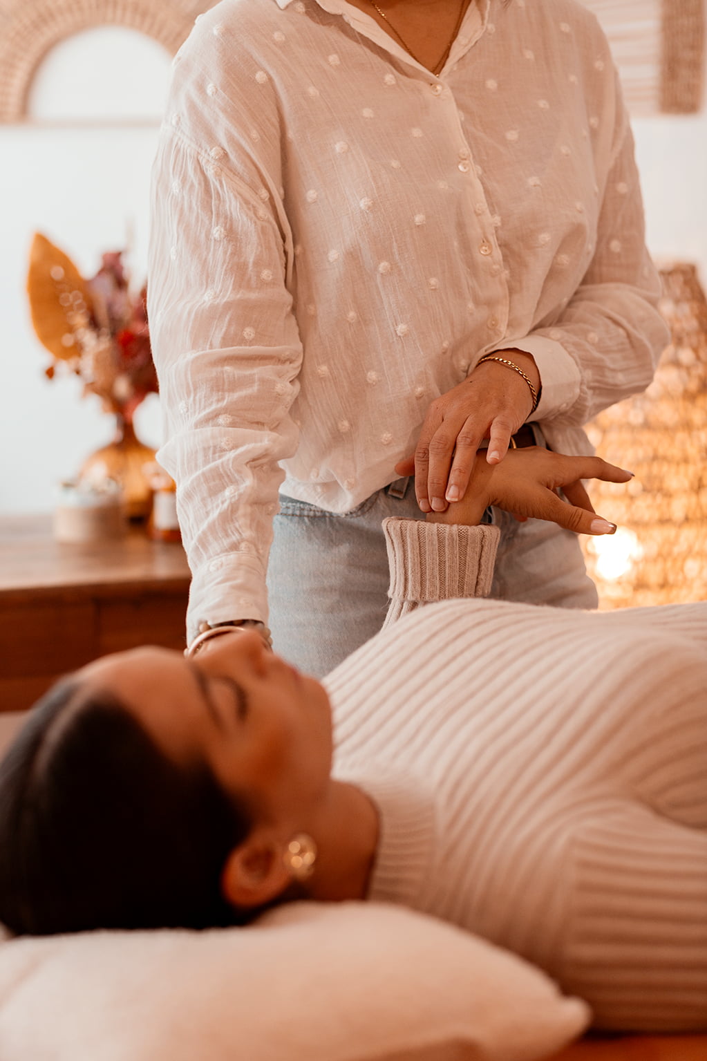 Test musculaire en kinésiologie réalisé par Coralie Habrard à Alixan — un geste doux et précis illustrant l’écoute du corps et la recherche d’équilibre émotionnel.