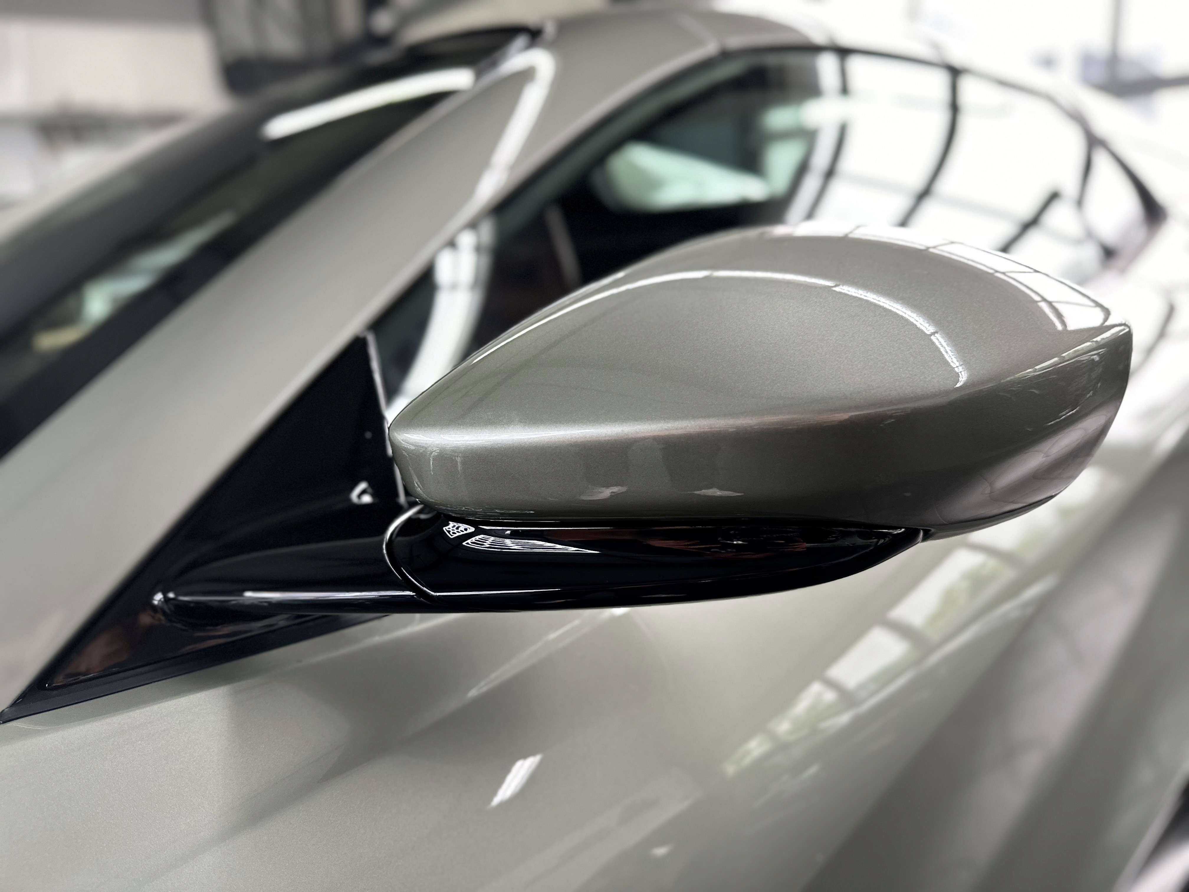 Detailansicht eines silbernen Außenspiegels an einem modernen Auto
Grüner Rennwagen mit gelben Akzenten und Spoiler
lackschutz
bornheim
köln
bonn
design
livery 
cardesign
grafik
textilien
werbebeschriftung
folie
folien
lackschutz ppf