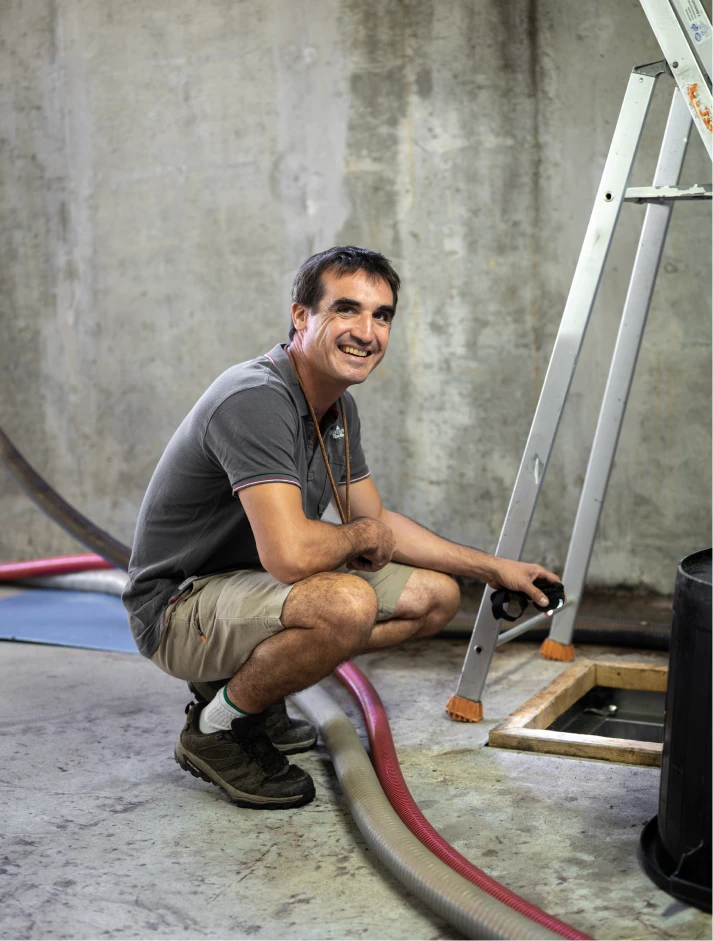 Vigneron au travail dans la cave souterraine