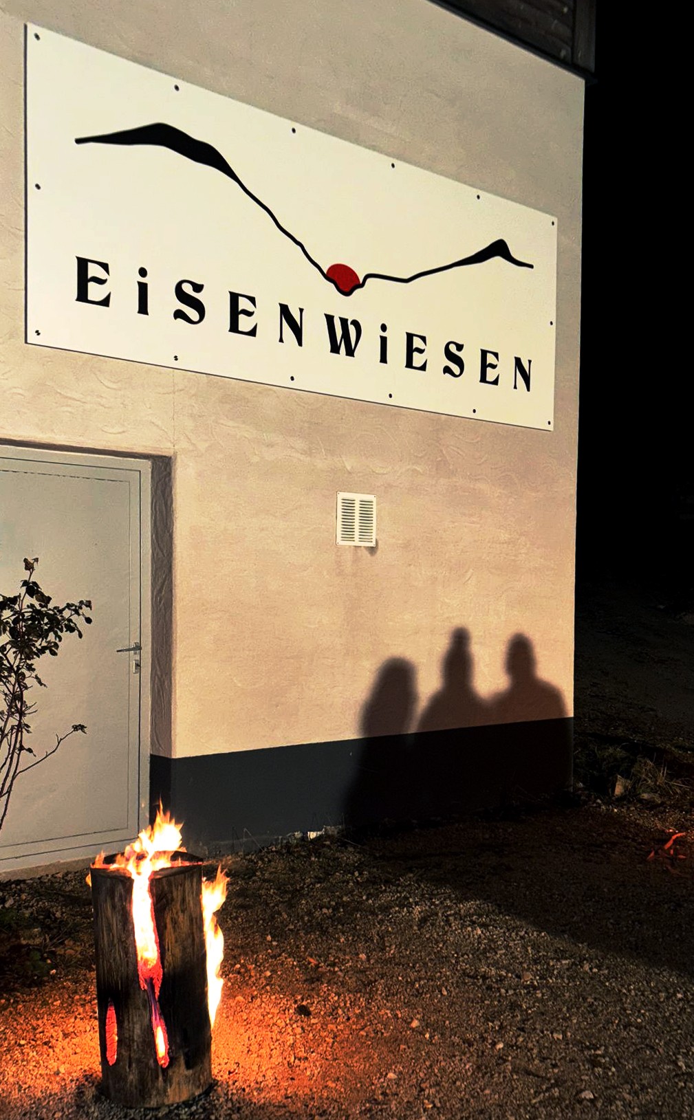 Eisenwiesen Plakat auf Hauswand vom Eisenwiesen-Hof