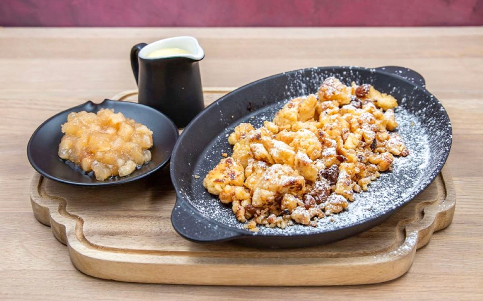 Ungarsk dessert Kaiserschmarrn med eplekompott og vaniljesaus i Budapest.