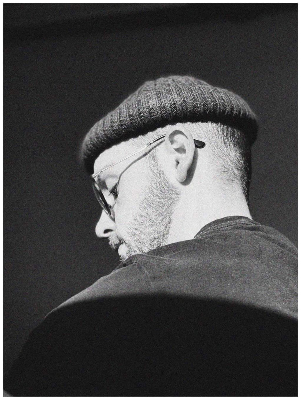 woman wearing black sleeveless top