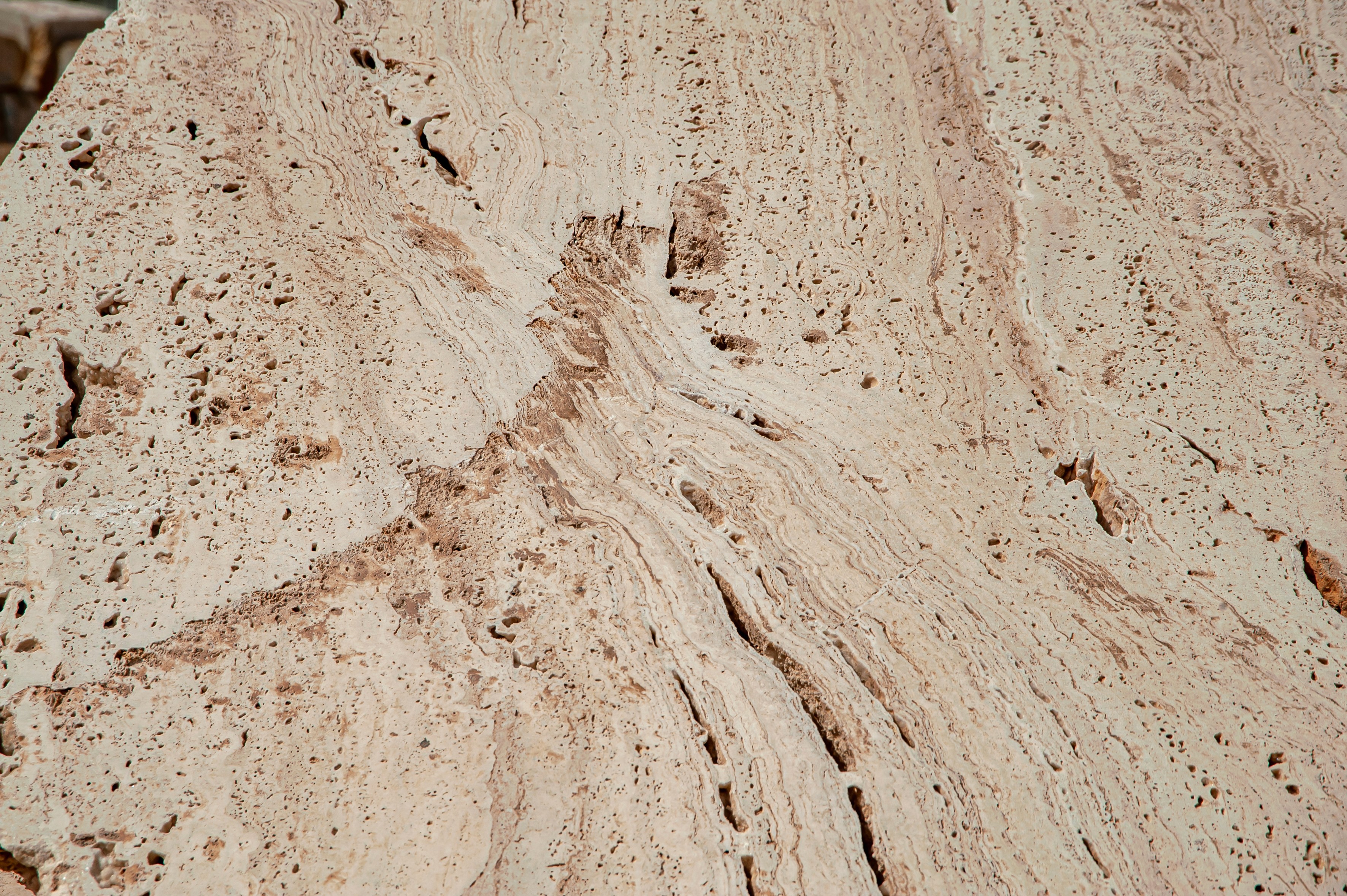 Heller Travertin Naturstein mit poröser Struktur und natürlicher Maserung