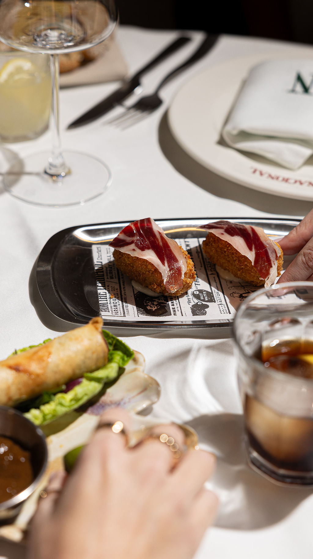 croquetas sobre la mesa, mano , cocina el nacional málaga