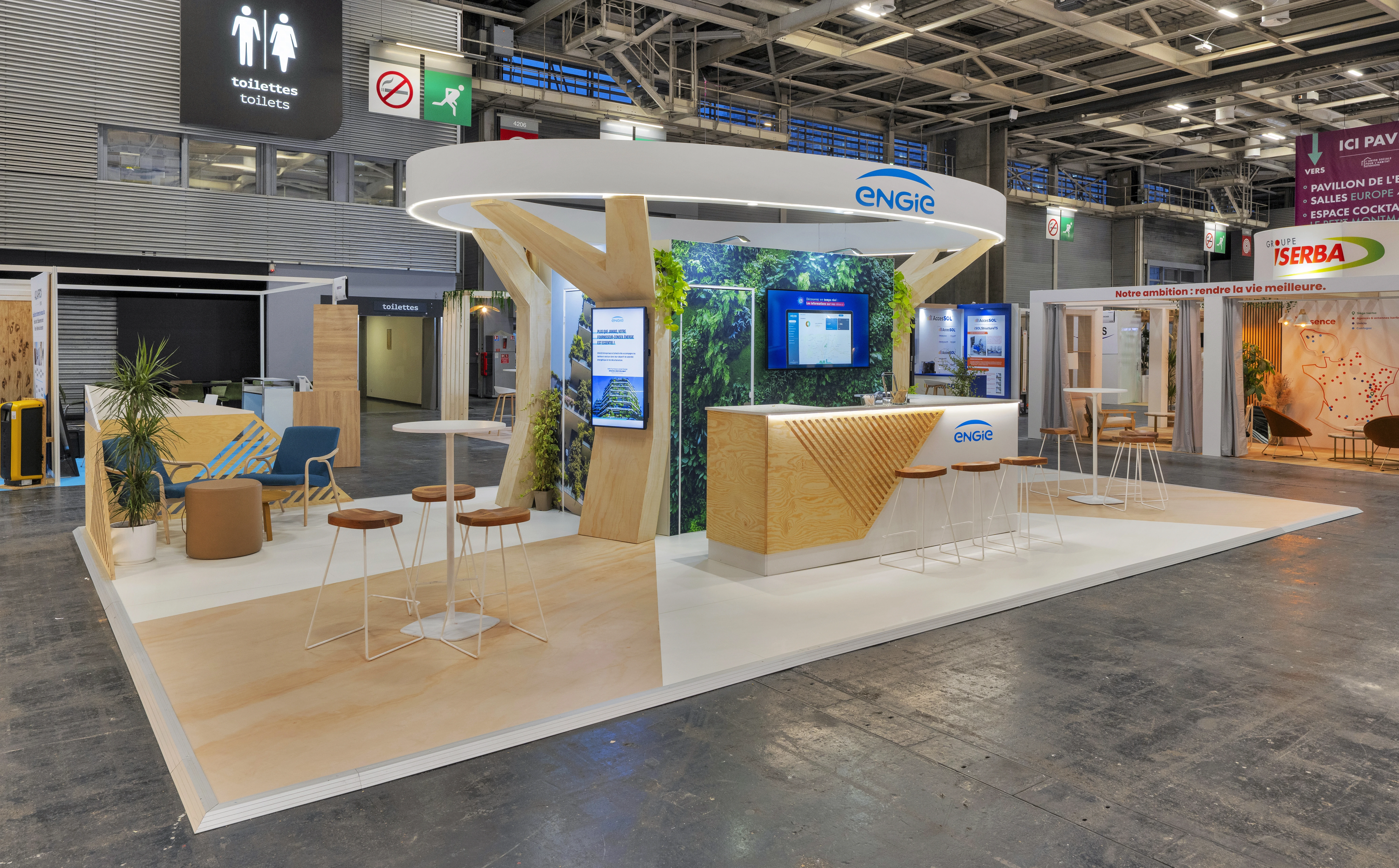 stand ENGIE au salon USH 2025 à Paris Expo Porte de Versailles avec structure circulaire et bois naturel